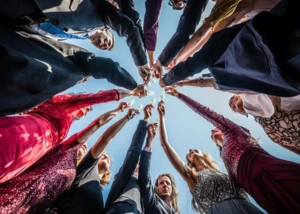 Menschen stehen im Kreis und stoßen auf den Feierabend an