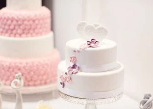 Konditoreien bieten liebevoll dekorierte Hochzeitstorten. Liebevoll dekorierte Hochzeitstorten
