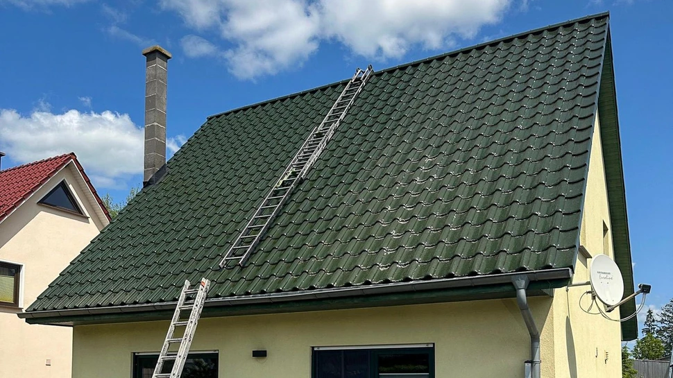 Gedecktes Dach eines Hauses durch die Lutz & Rosenberg Bedachung GbR
