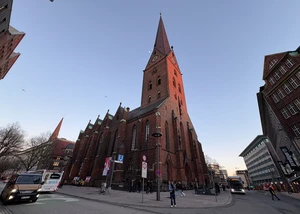 Blick auf die St. Petri Kirche bei Dämmerung.