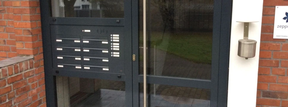 Eine moderne Eingangstür aus Metall mit integriertem Briefkastensystem, gefertigt von RPM Metallbau. Robuste Verarbeitung und zeitloses Design für Wohn- oder Geschäftseingänge.