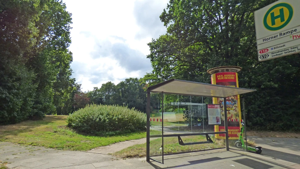 Bushaltestelle vor einem Park