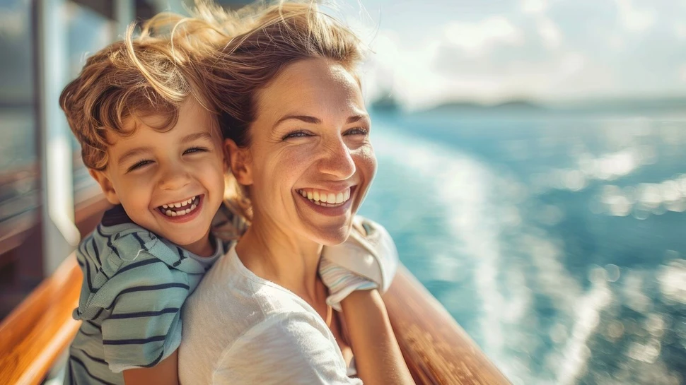 Mutter und Sohn auf Kreuzfahrt Mutter und Sohn auf Kreuzfahrt, © Adobe Stock / Danko