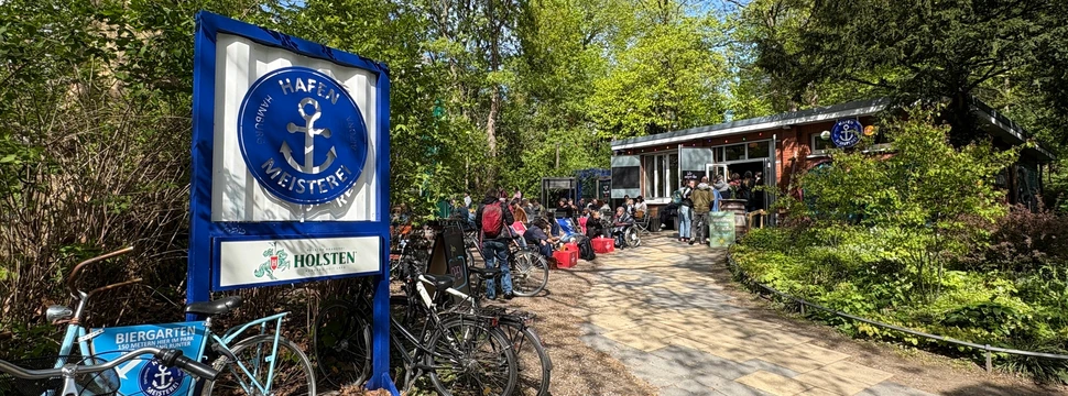 Eingangsbereich zur Hafenmeisterei mit Schild