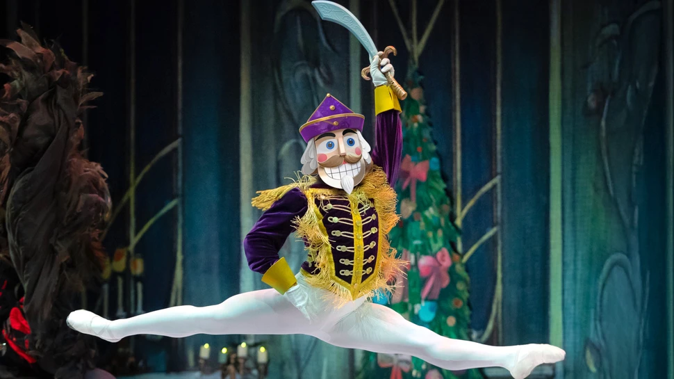 Ein als Nussknacker verkleideter Balletttänzer
