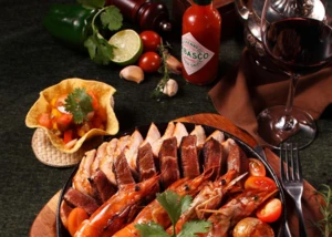 Tapas Eine Schale mit Tapas und verschiedenes Fleisch.