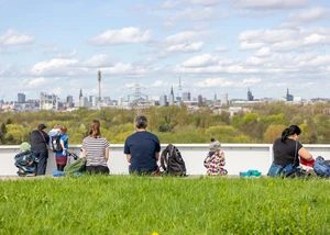 Besuchende genießen den Ausblick auf dem Energieberg Georgwerder