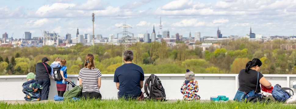 Besuchende genießen den Ausblick auf dem Energieberg Georgwerder