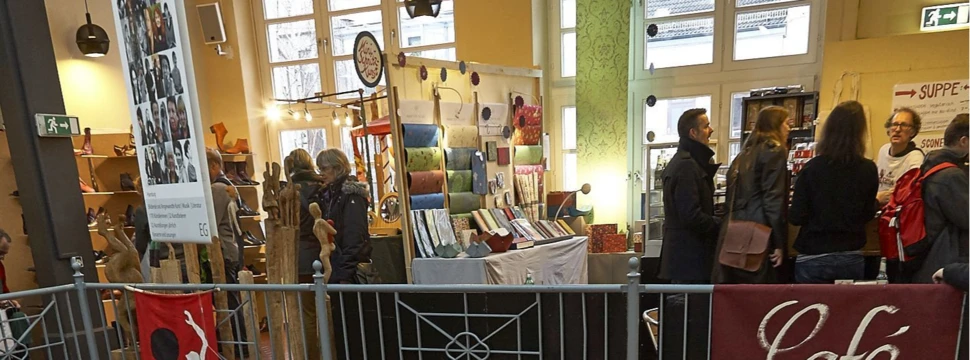 Besucher bei einer Adventsmesse in der Koppel 66