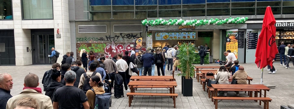 Lange Schlange vor Mönkey’s Kebab & Fries, © hamburg-magazin.de