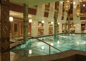 Beleuchteter Innenpool im vabali spa Hamburg