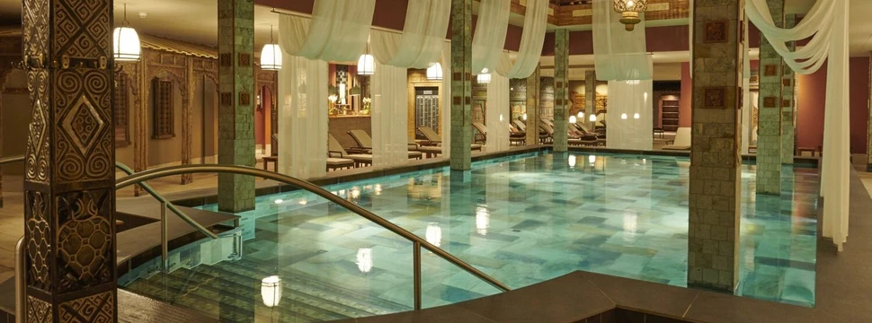 Beleuchteter Innenpool im vabali spa Hamburg