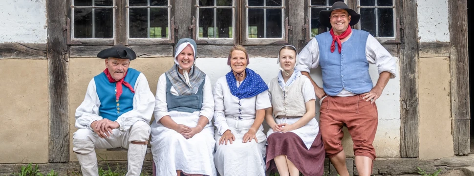 Mitarbeiter des Freilichtmuseums präsentieren sich in historischer Kleidung