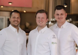 drei Männer in weißen Hemden