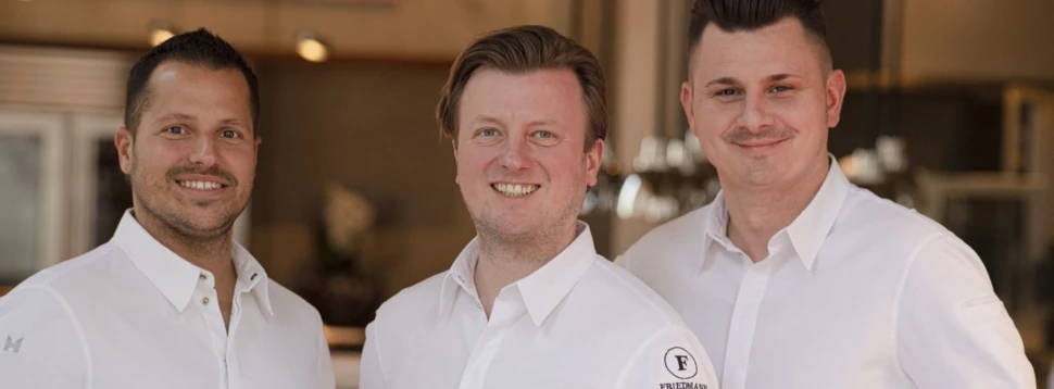 drei Männer in weißen Hemden