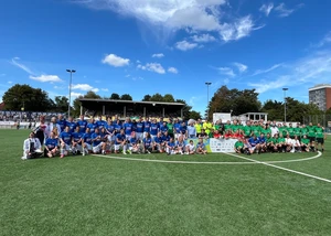 Gruppenfoto aller Beteiligter auf dem Rasen von Kicken mit Herz
