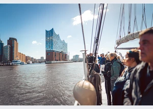 Pfingst-Brunch unter Segeln auf der Elbe