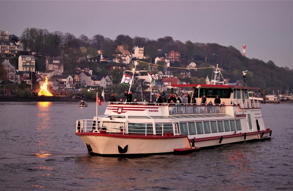 MS COMMODORE Osterfeuer