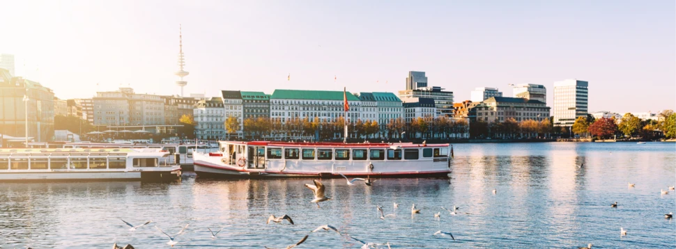 Hamburg am Wasser, © iStock.com/Christian Horz