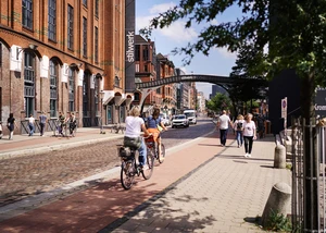 Fahrradfahrer und Spaziergänger auf einer Kopfsteinpflasterstraße