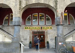 Außenansicht und Eingang des BLOCKBRÄU an den Landungsbrücken