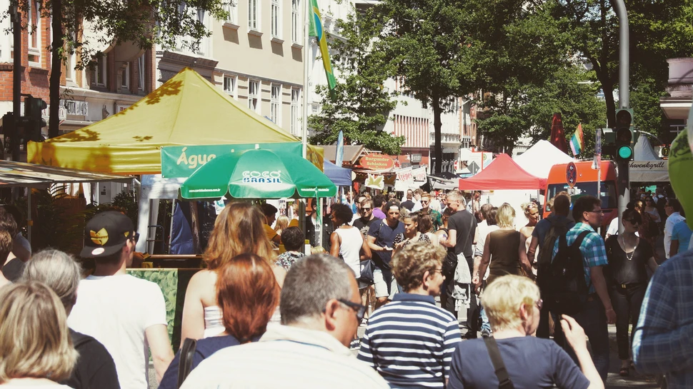 Menschen und Stände in einer Straße auf einem Stadtfest
