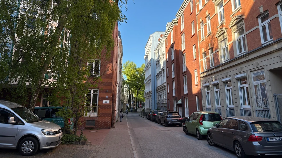 Wohnhäuser und parkende Autos im Stadtteil St. Georg