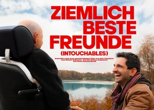 ein lachender Mann und ein Mann im Rollstuhl vor einem See, in roten Buchstaben der Titel "Ziemlich beste Freunde"