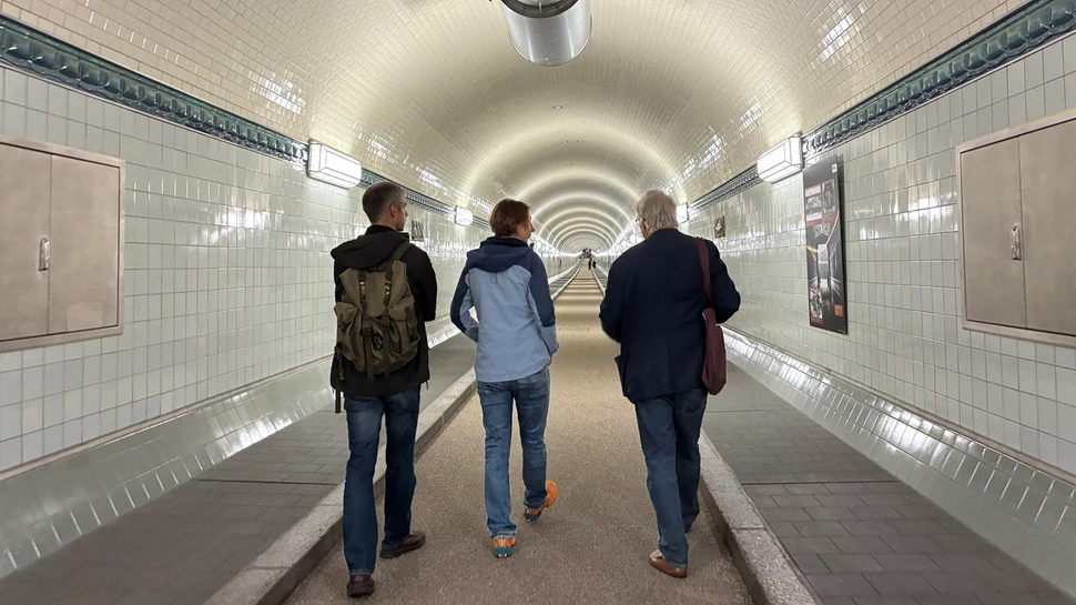 Hans Kuretzky und 2 Gäste bei einer Führung durch den Alten Elbtunnel