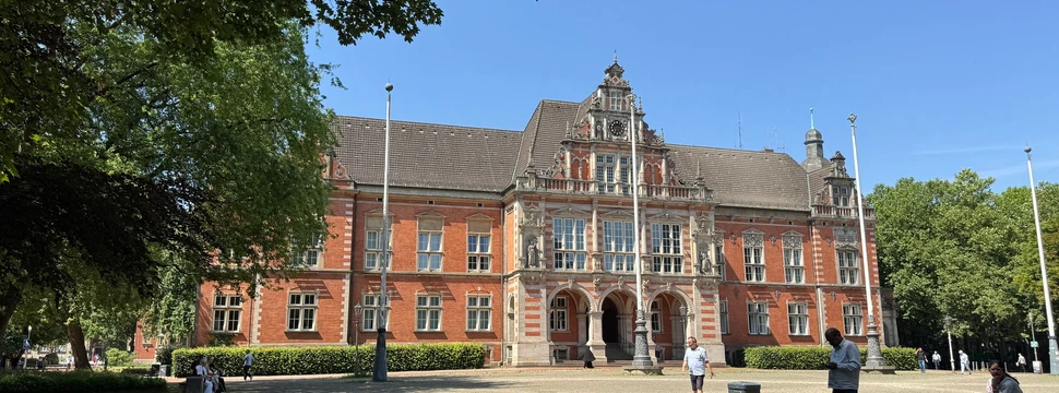 Blick auf das Harburger Rathaus mit Rathausplatz