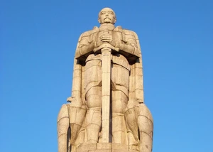 Bismarck-Denkmal aus Granit vor blauem Himmel