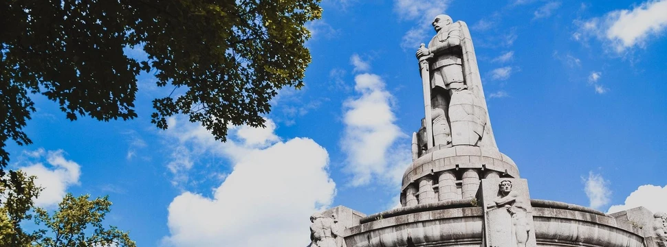 Bismarck-Denkmal aus Granit vor blauem Himmel