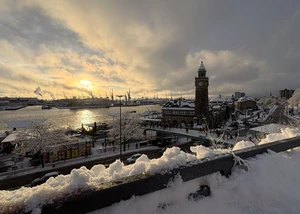 Blick auf den schneebedeckten Hamburger Hafen