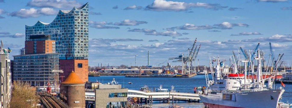 Blick auf den Hamburger Hafen mit Elbphilharmonie, Landungsbrücken und Cap San Diego