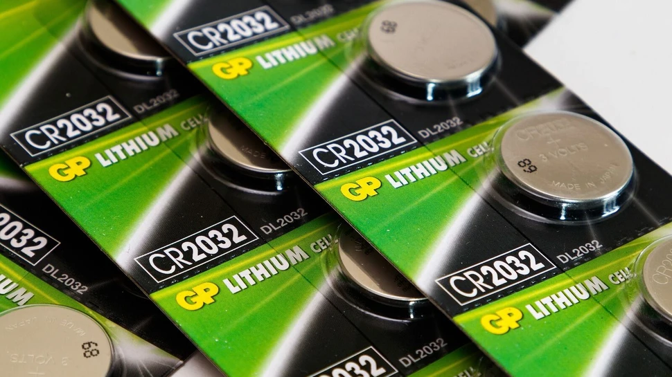 mehrere grün-schwarze Packungen mit Knopfzellen
