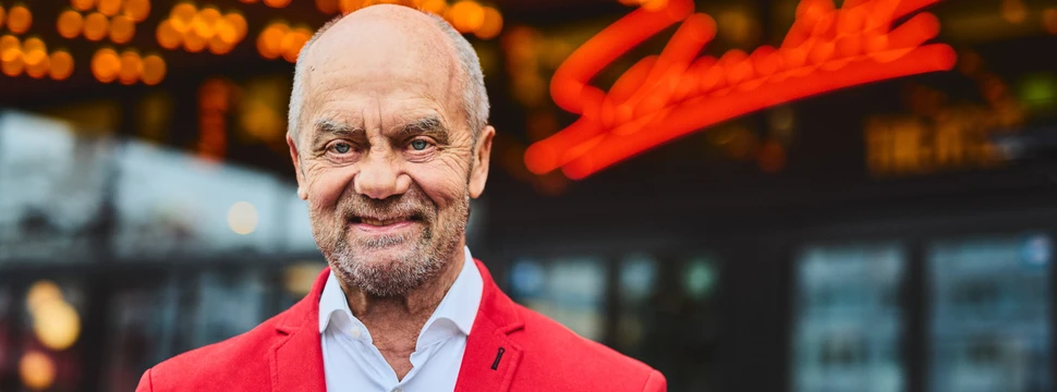 Portrait von Corny Littmann vor dem Schmidt Theater in Hamburg