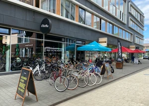 Fahrräder vor einem Fahrradgeschäft