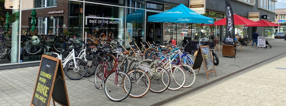Fahrräder vor einem Fahrradgeschäft