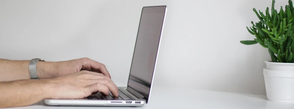 Arbeit am Laptop Hände tippen auf Laptop-Tastatur