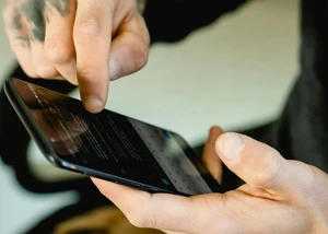 Ein Handy, auf dem eine Nummer eingespeichert wird, die dann angerufen werden kann