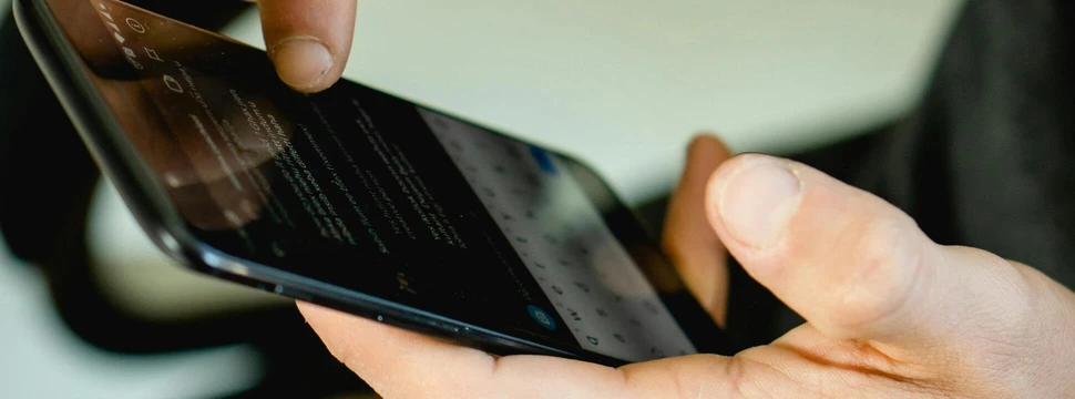 Ein Handy, auf dem eine Nummer eingespeichert wird, die dann angerufen werden kann