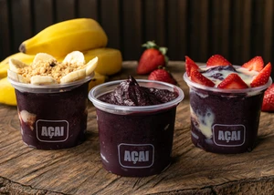 drei Acai-Smoothie mit Bananen und Erdbeeren