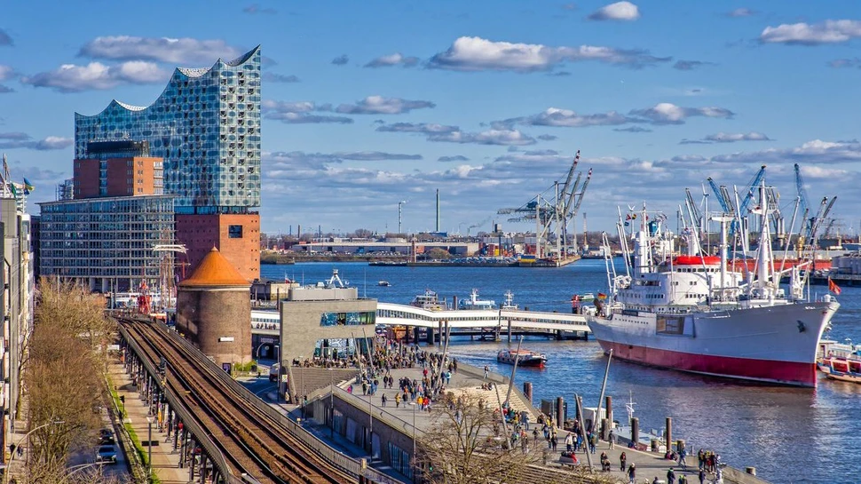 Blick auf den Hamburger Hafen mit Landungsbrücken, Cap San Diego und Elbphilharmonie