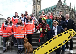 Gruppenfoto der DRK Arbeiter auf den Hamburger Rathausmarkt