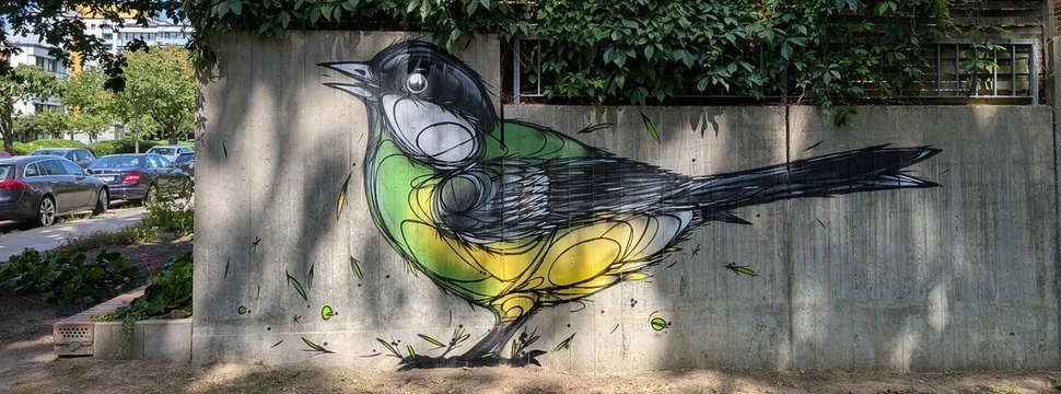 Eine Meise ist an eine Betonwand gemalt