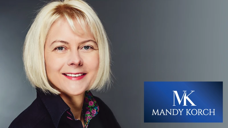 Porträtfoto Mandy Korch mit Logo