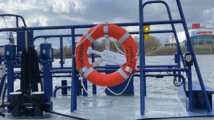 Galerie-Bild 3: Rettungsring am Lotsenversetzschiff "Pilot Hamburg 3" mit neuem Antrieb, © hamburg-magazin.de