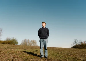 Marlo Grosshardt steht auf einem Feld.