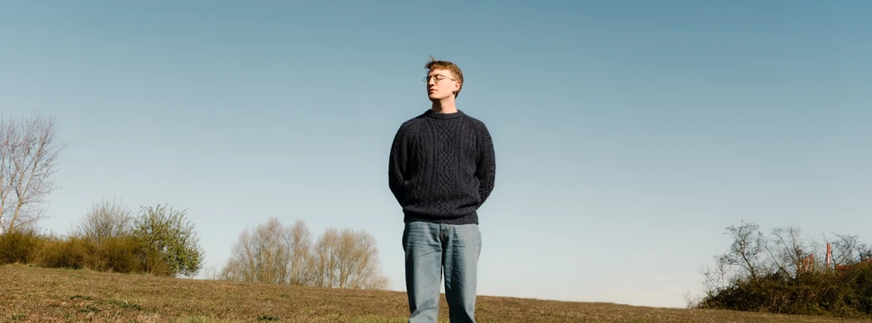 Marlo Grosshardt steht auf einem Feld.