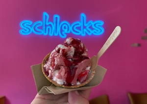 Eis bei Schlecks Hamburg mit Schriftzug im Hintergrund